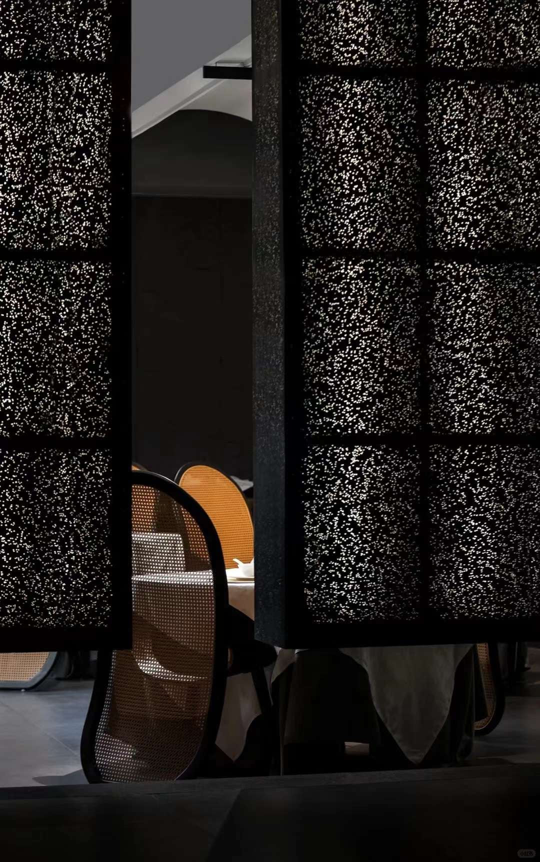 Aluminium foam panels applied to columns for textured architectural interior design