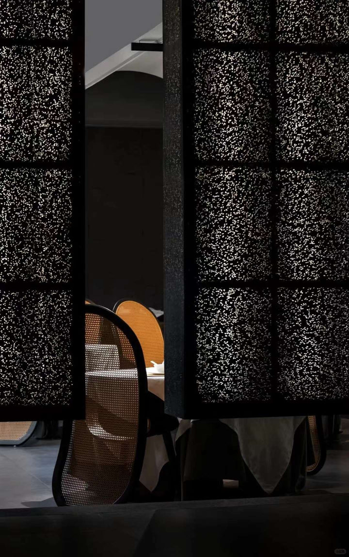 Aluminium foam panels applied to columns for textured architectural interior design