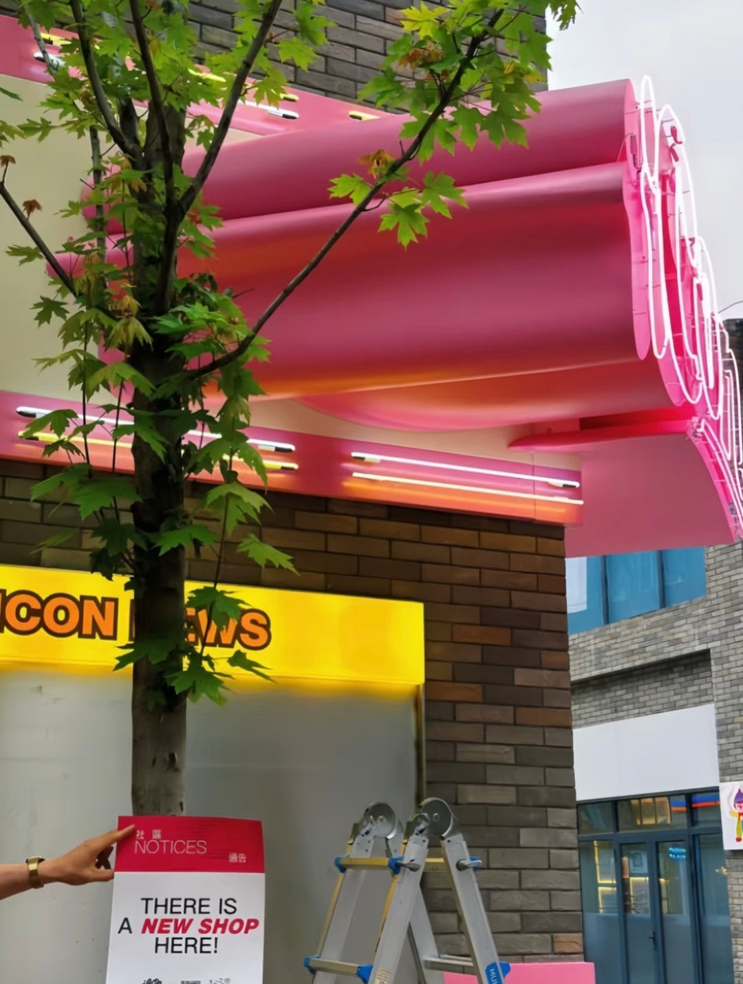 Close-up detail of custom neon letter signage with smooth edges and vibrant neon tubing.