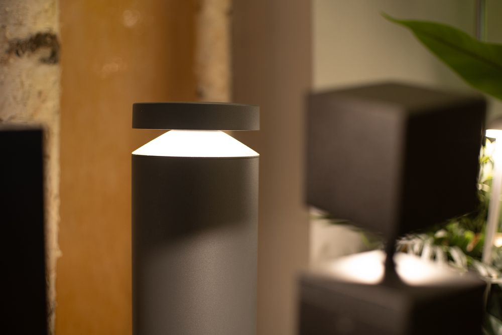 Indirect glare-free LED bollard light detail