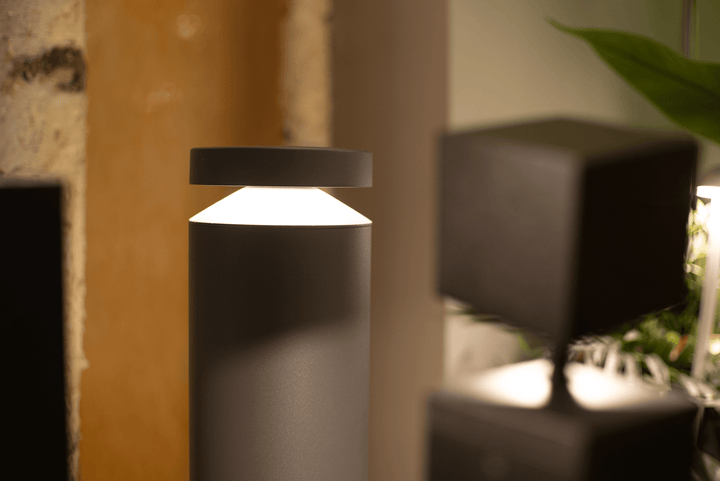 Indirect glare-free LED bollard light detail