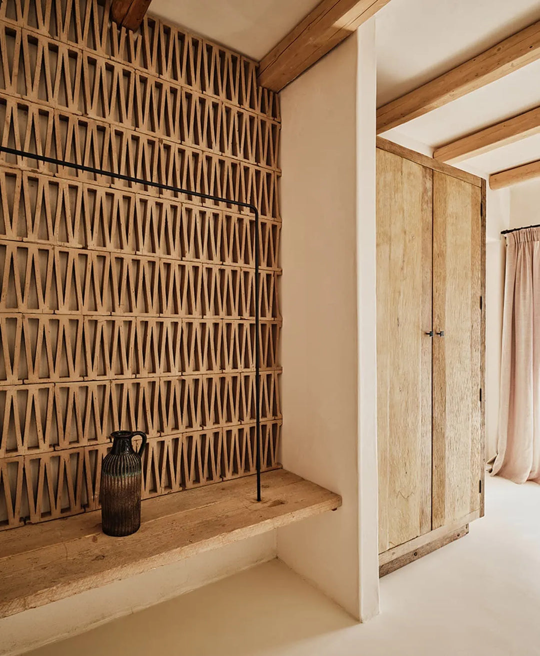 Lightweight modular PU partition system for commercial interiors