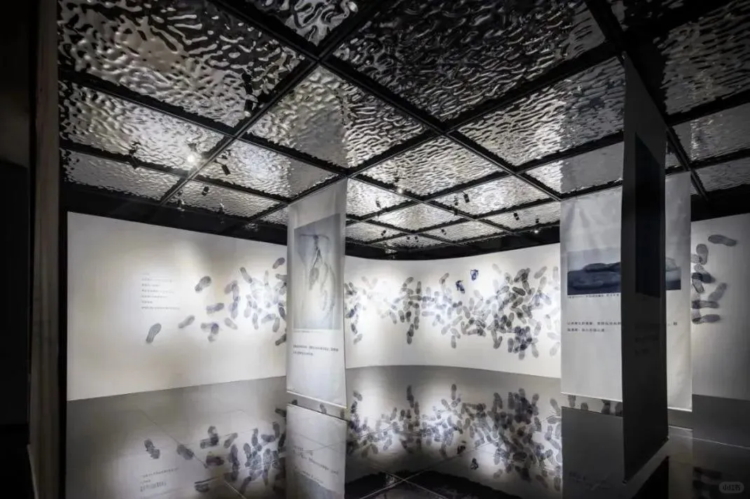 WaveForm 304 stainless steel ceiling system creating a continuous wave texture in a showroom space